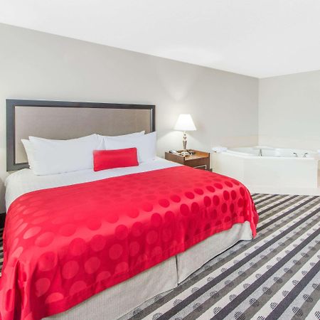 Ramada By Wyndham Springfield North Hotel Екстериор снимка