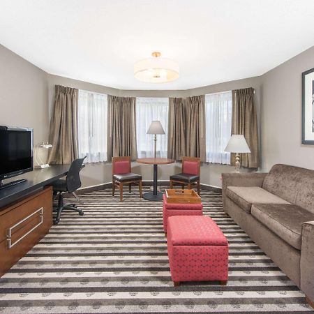 Ramada By Wyndham Springfield North Hotel Екстериор снимка