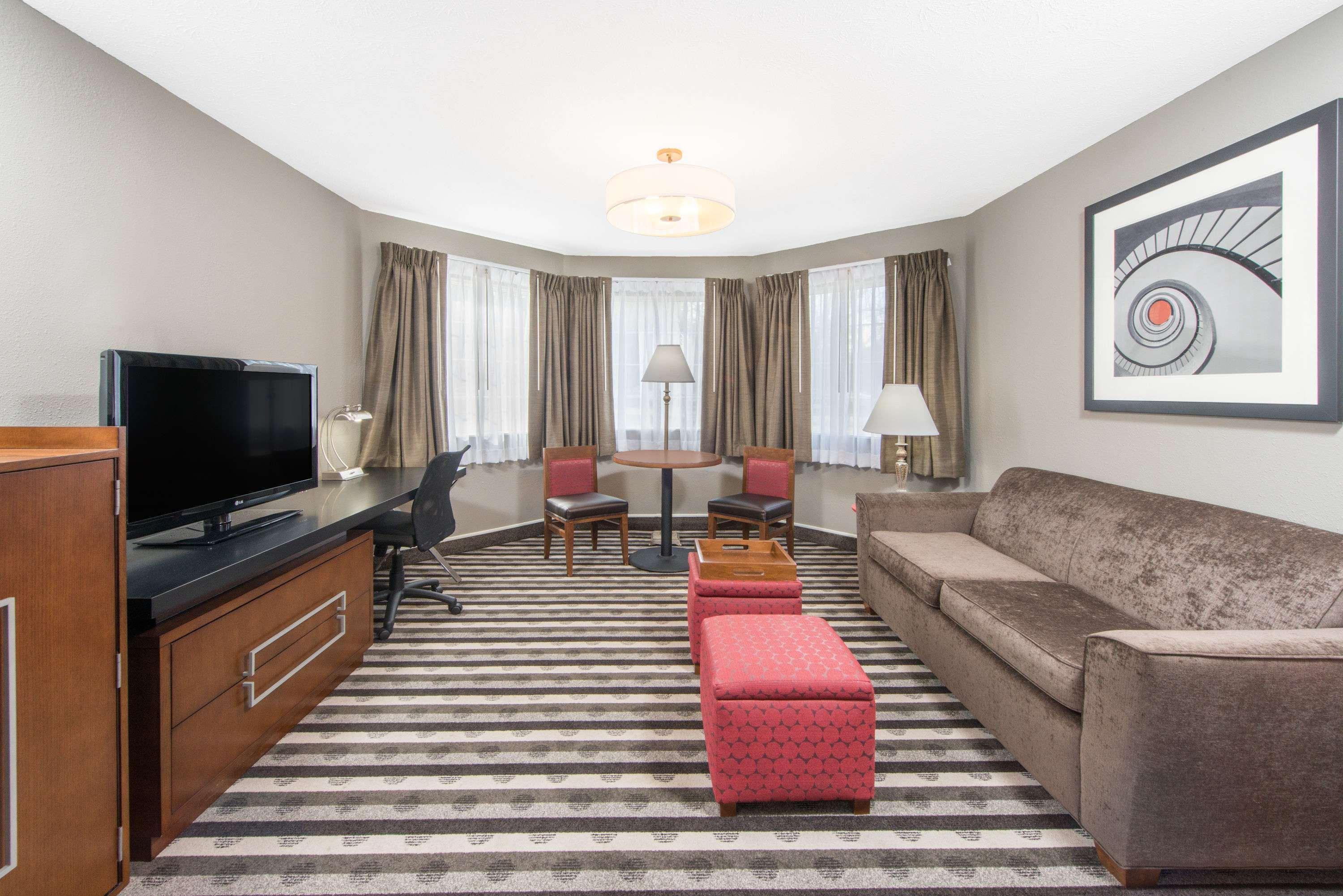 Ramada By Wyndham Springfield North Hotel Екстериор снимка