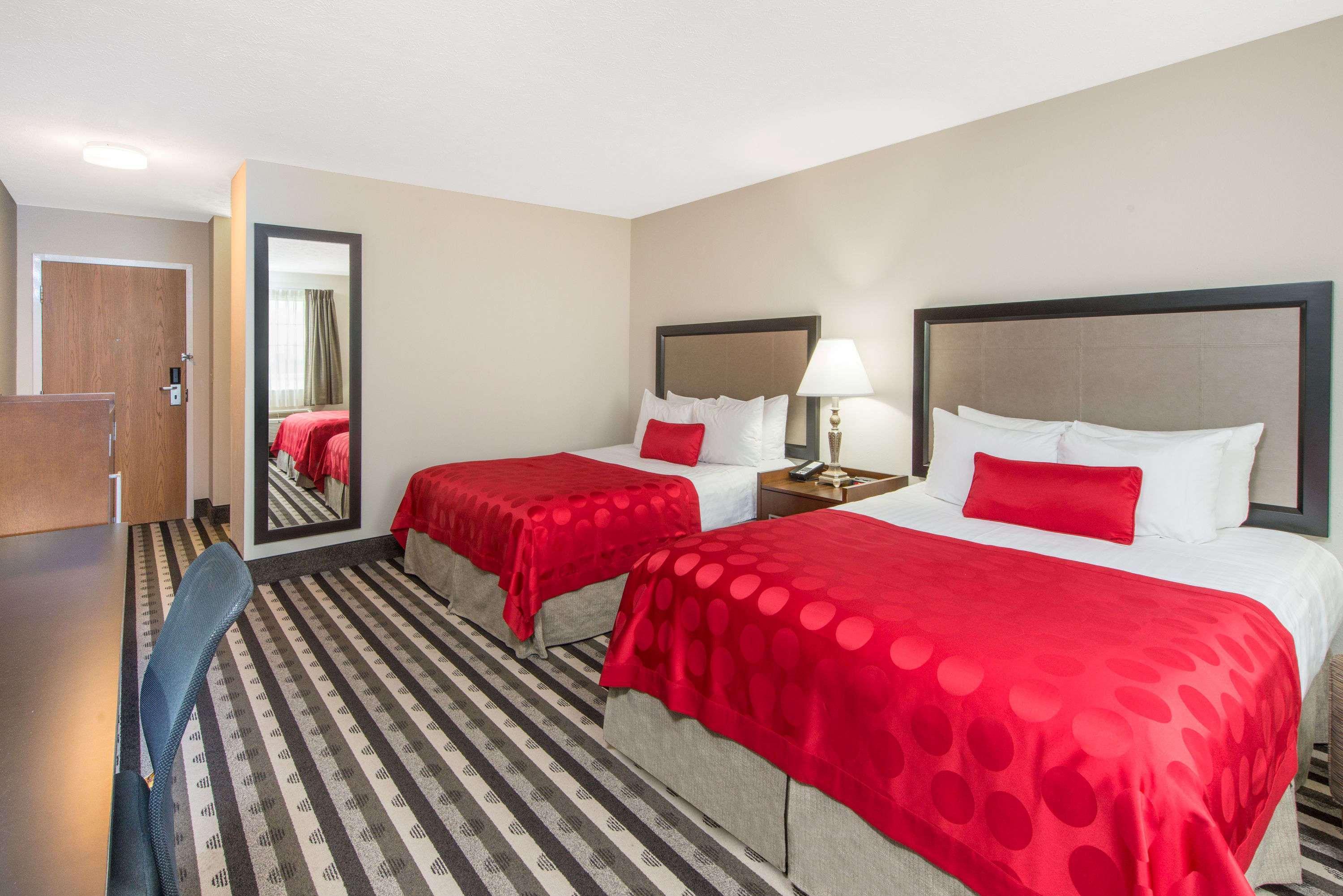 Ramada By Wyndham Springfield North Hotel Екстериор снимка