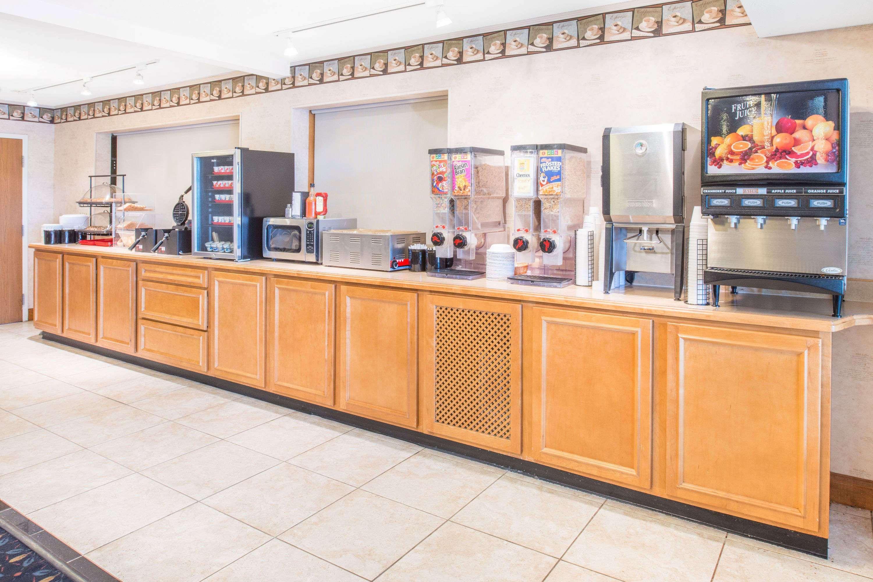 Ramada By Wyndham Springfield North Hotel Екстериор снимка