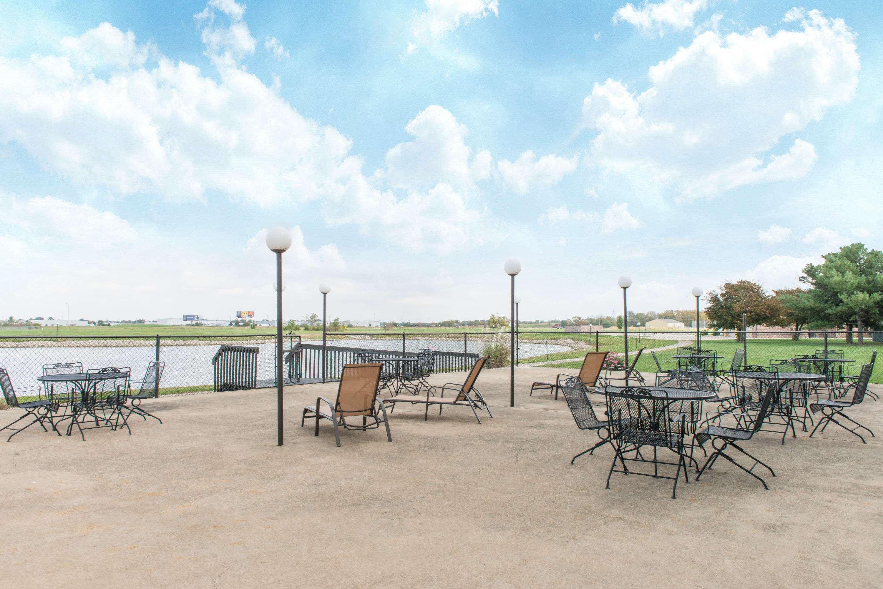 Ramada By Wyndham Springfield North Hotel Екстериор снимка