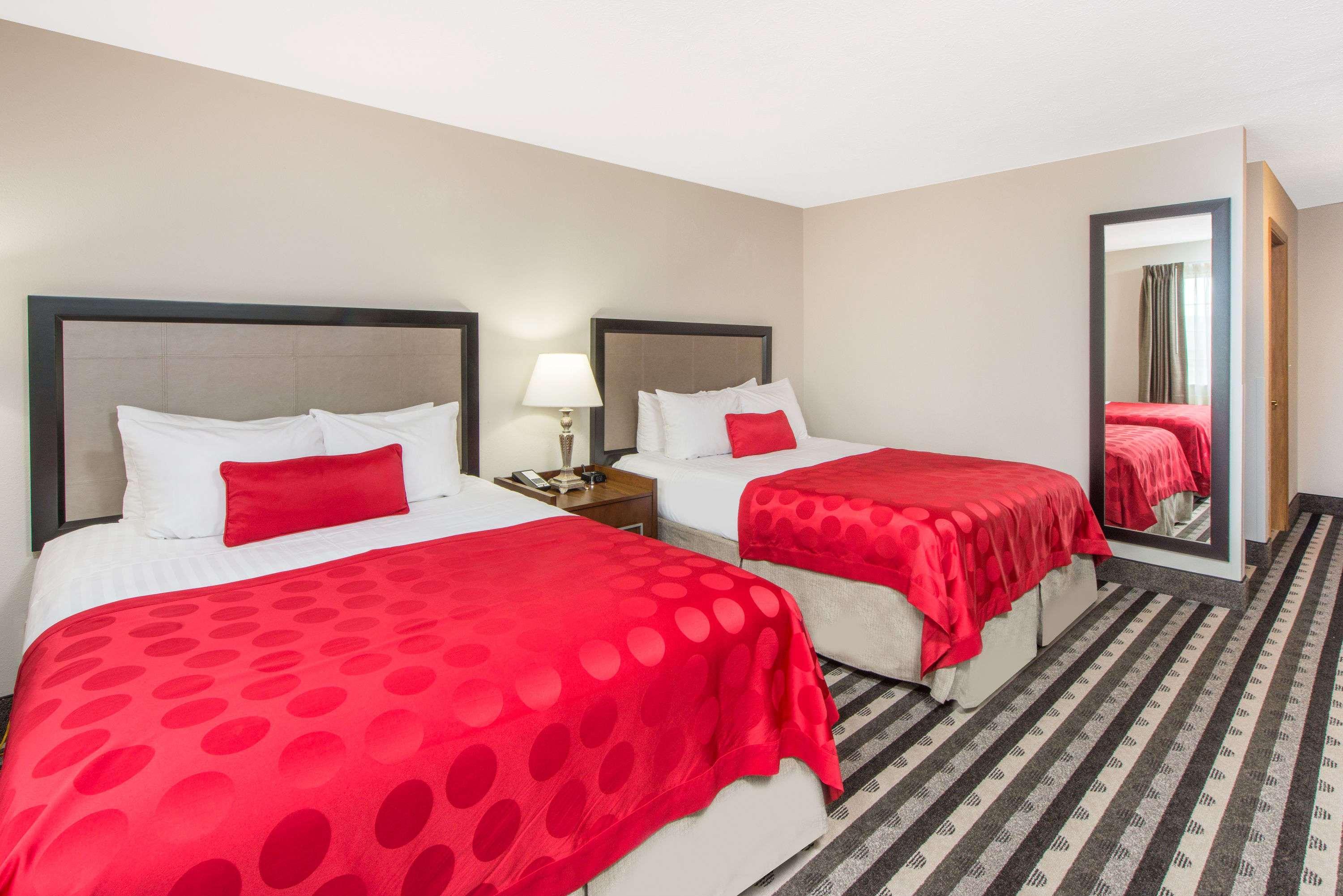 Ramada By Wyndham Springfield North Hotel Екстериор снимка