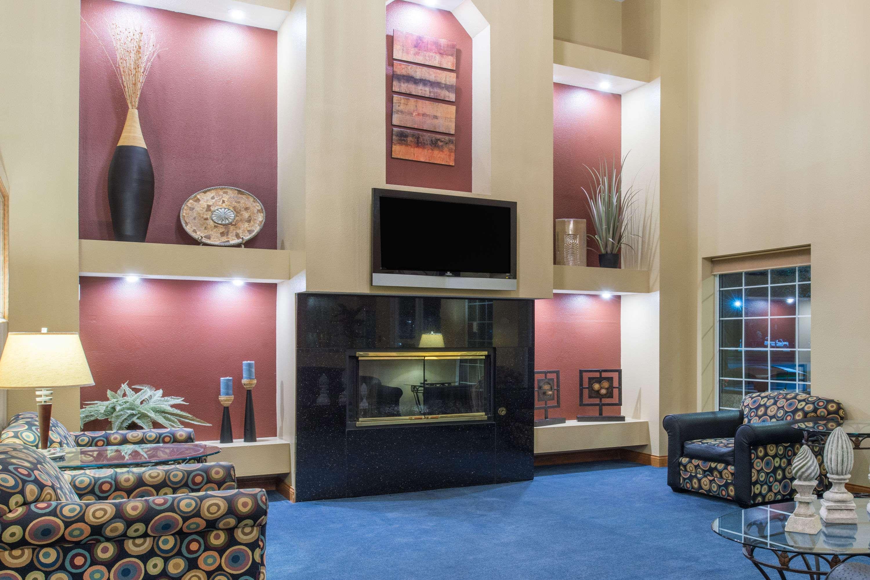 Ramada By Wyndham Springfield North Hotel Екстериор снимка
