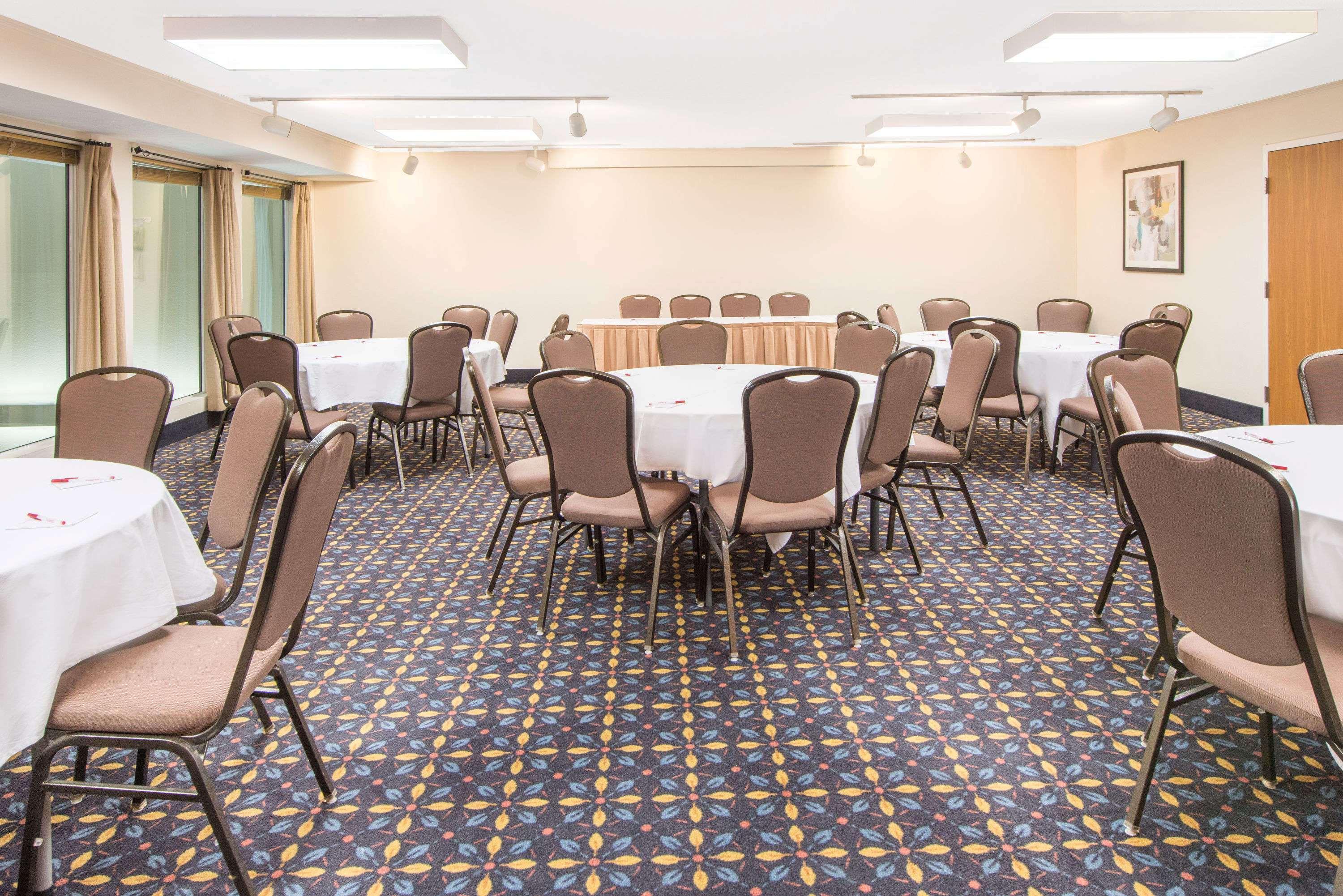 Ramada By Wyndham Springfield North Hotel Екстериор снимка