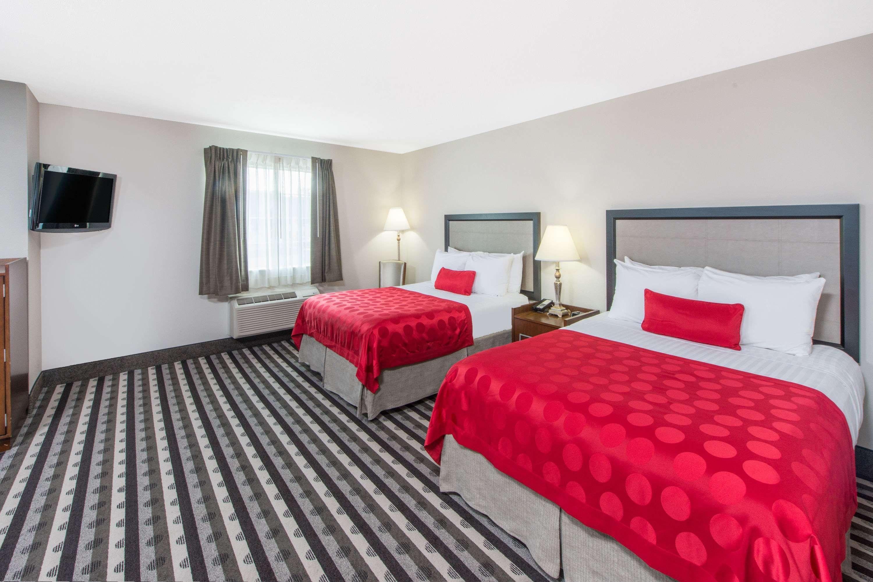 Ramada By Wyndham Springfield North Hotel Екстериор снимка
