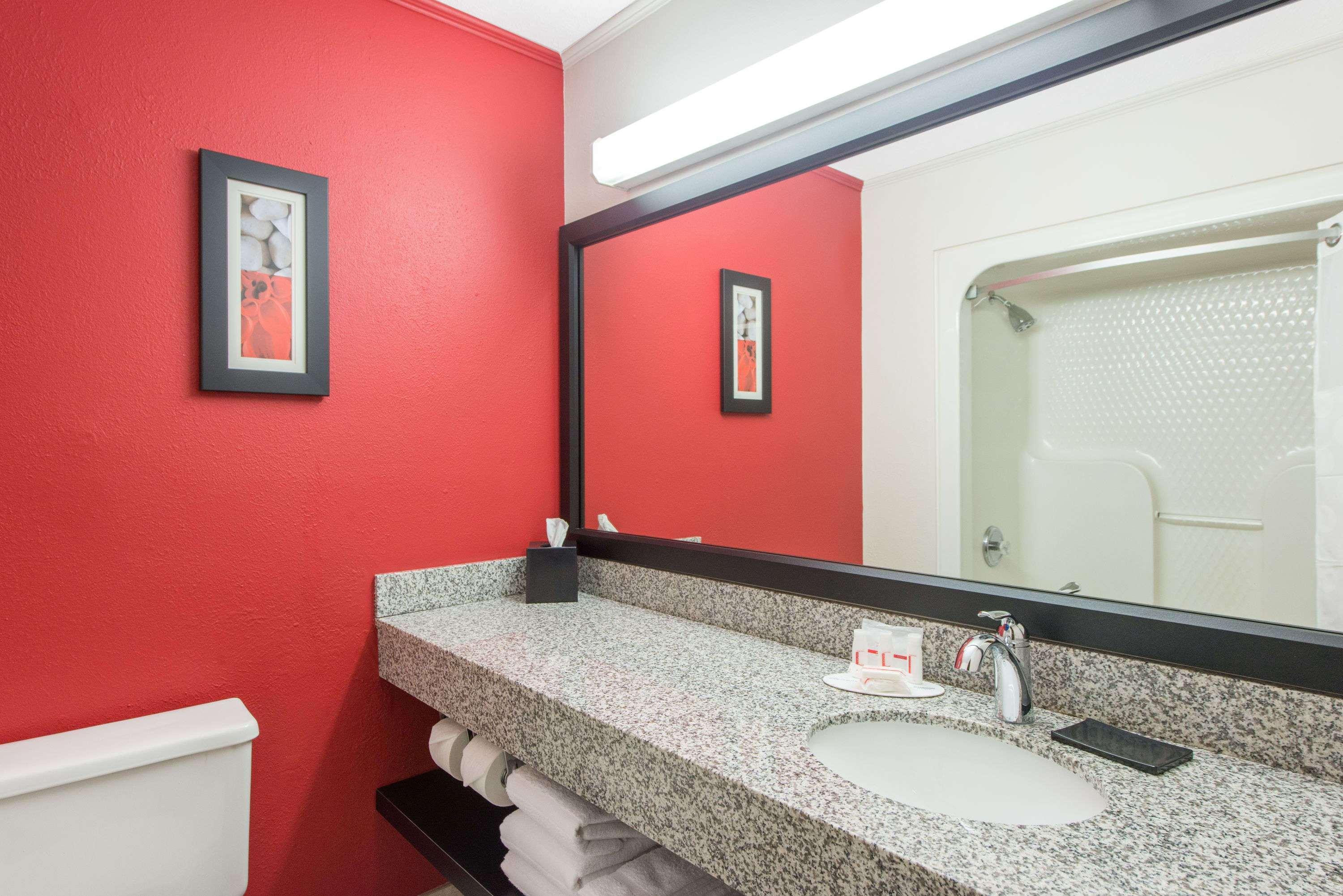 Ramada By Wyndham Springfield North Hotel Екстериор снимка