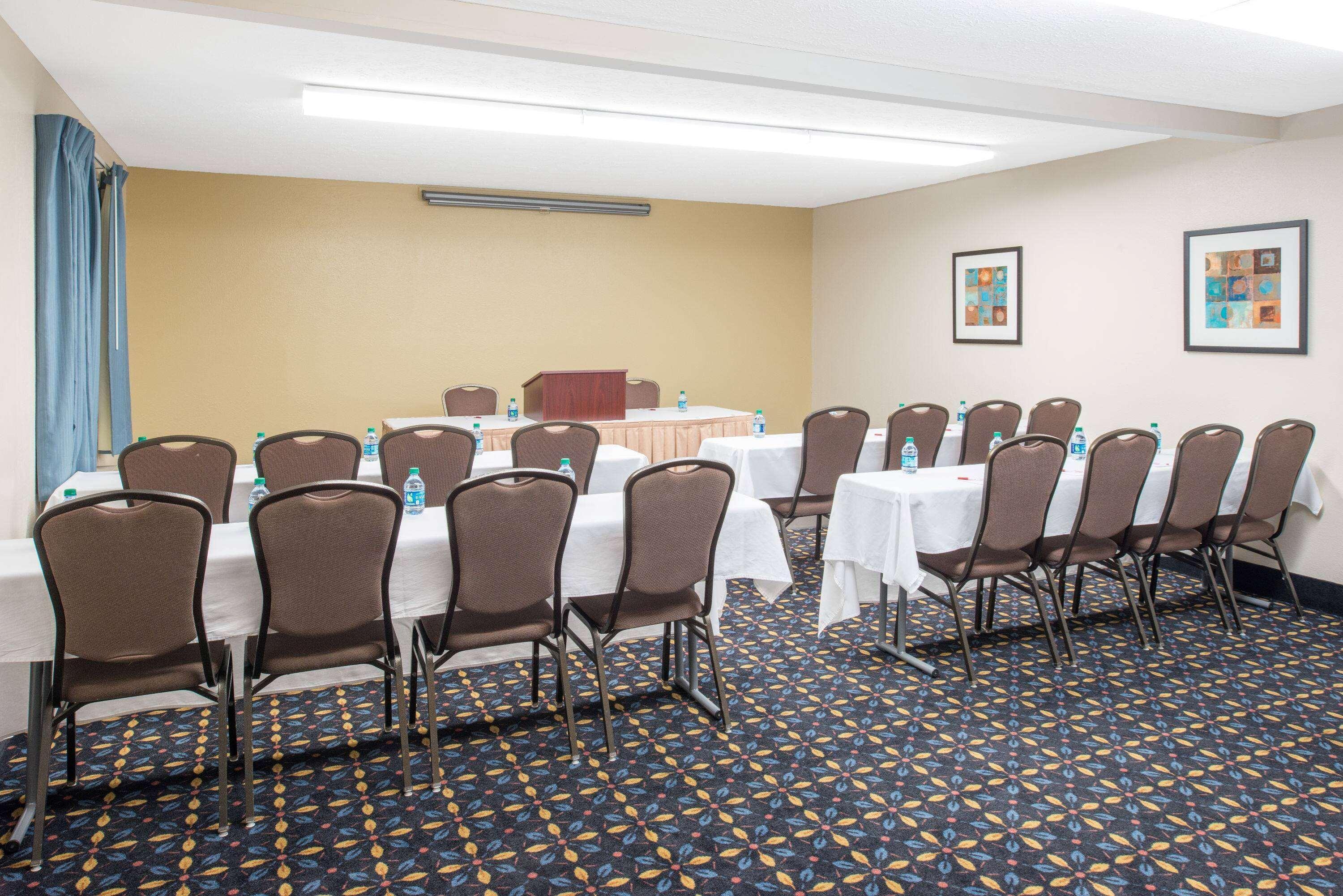 Ramada By Wyndham Springfield North Hotel Екстериор снимка