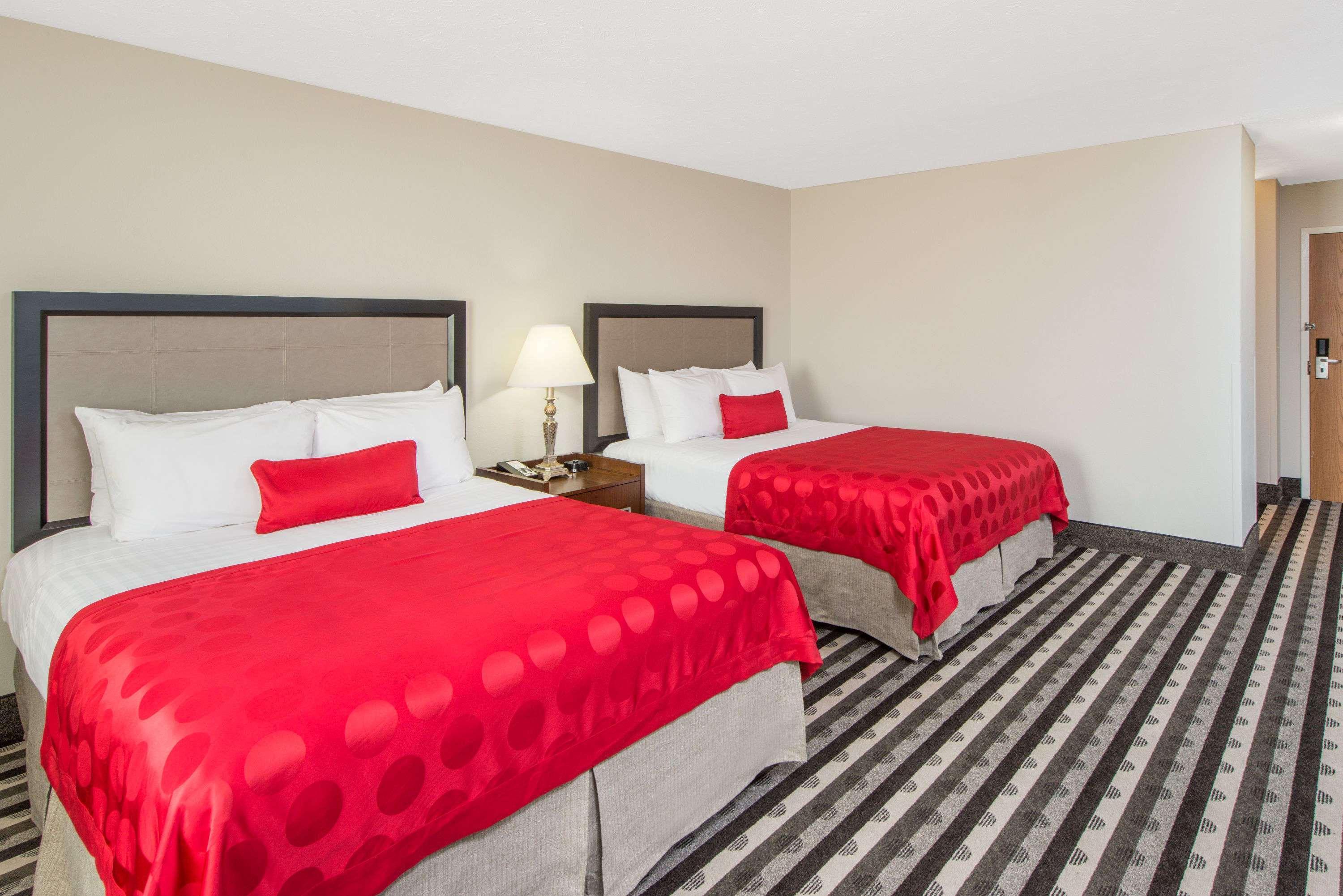 Ramada By Wyndham Springfield North Hotel Екстериор снимка